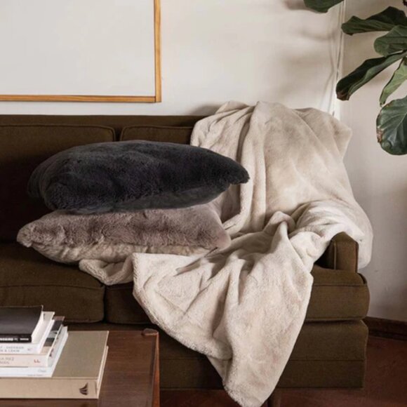 UNHIDE LIL MARSH - MEDIUM FAUX FUR WEARABLE BLANKET W/ KNOB & LOOP - Picture 8 of 16